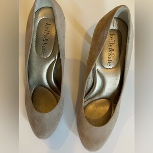Kelly & Katie Taupe Suede Heels in size 7